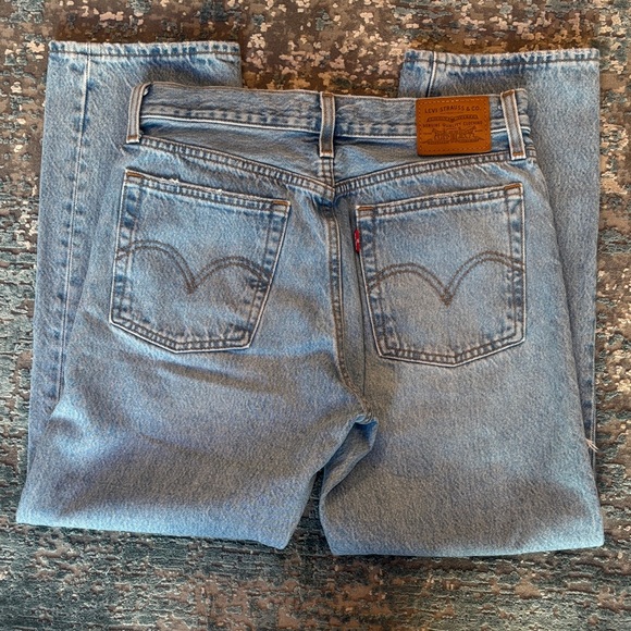 Levi's Women's Distressed Wedgie Straight Leg Light Wash Jeans Size 27 - Picture 4 of 15